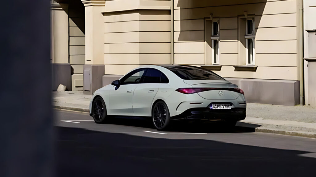 Benz unveils new CLA hybrid (5)